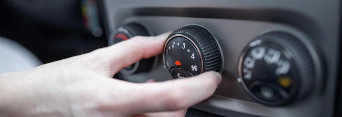 kobieta reka wlacza system klimatyzacji samochodowej klimatyzator samochodowy na przycisk wylaczania